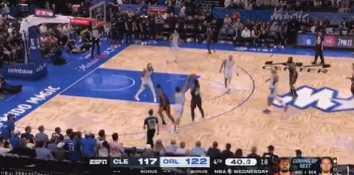 官方网站-骑士连进5个三分追到2分了！米切尔接哈登传球借掩护干拔三分轰进